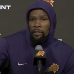 Kevin Durant en conférence de presse avec les Suns